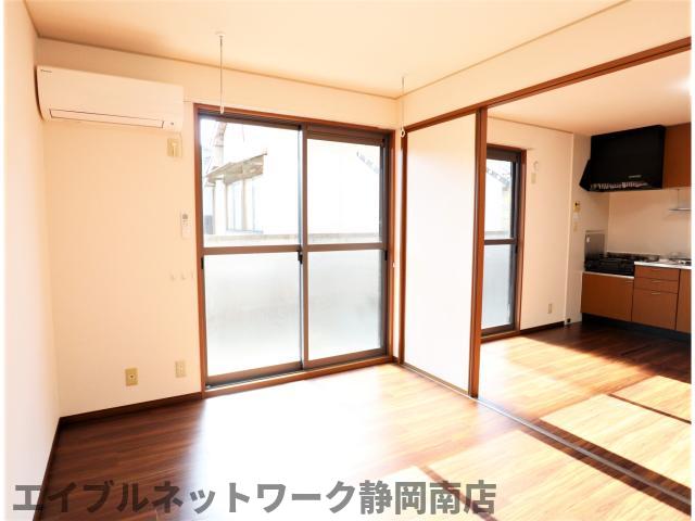 居室・リビング　ゆったり過ごせる居間です