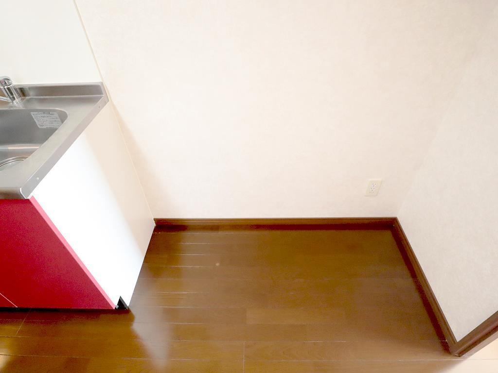 その他　キッチン横には冷蔵庫や収納棚が設置できます