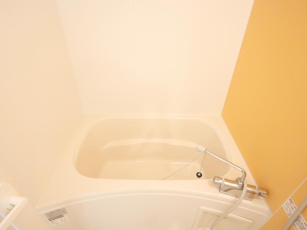 バス・シャワールーム　温かい色調のバスルームです