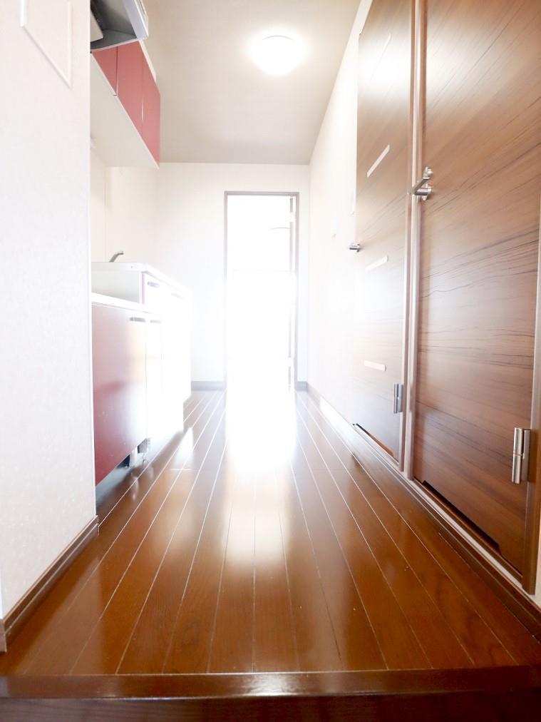 その他　玄関から洋室を見た様子です