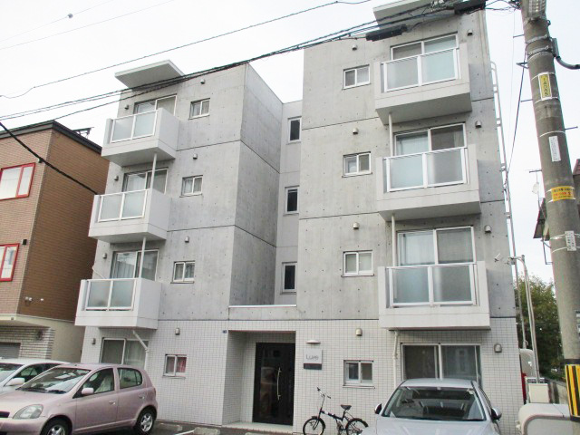 札幌市東区北二十一条東のマンションの建物外観