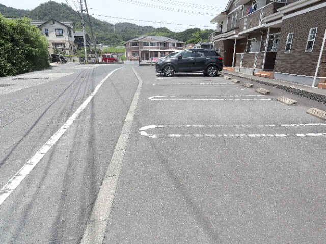 【浅口郡里庄町大字里見のマンションの駐車場】