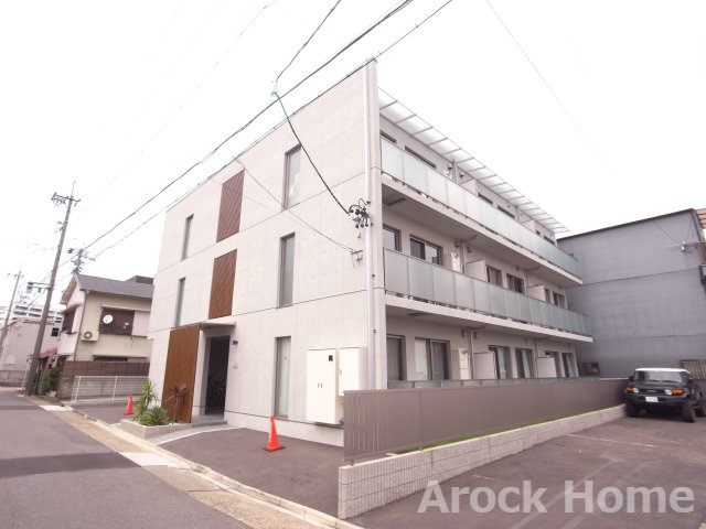 名古屋市熱田区旗屋のマンションの建物外観