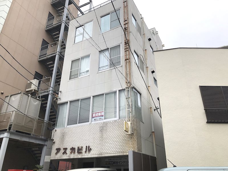 【平塚市錦町のマンションの建物外観】