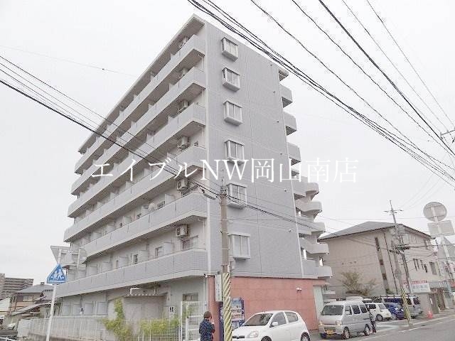 【岡山市北区厚生町のマンションの建物外観】