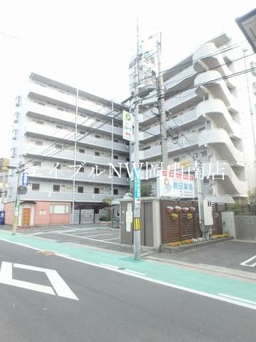 【岡山市北区厚生町のマンションの建物外観】