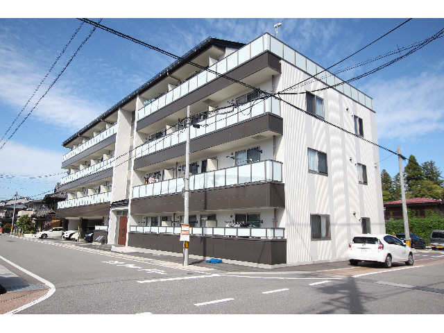 高山市岡本町のマンションの建物外観