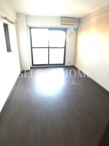 居室・リビング　同型タイプゆったりとしたリビングです