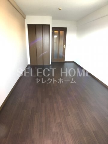 その他部屋・スペース　同型タイプ広くて明るい寝室