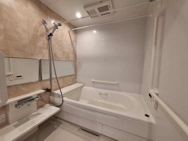 バス・シャワールーム　栓を閉めればボタン一つでオートバス