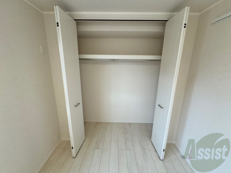 収納　こちらの収納にはハンガーをかけて服もしまえますね。