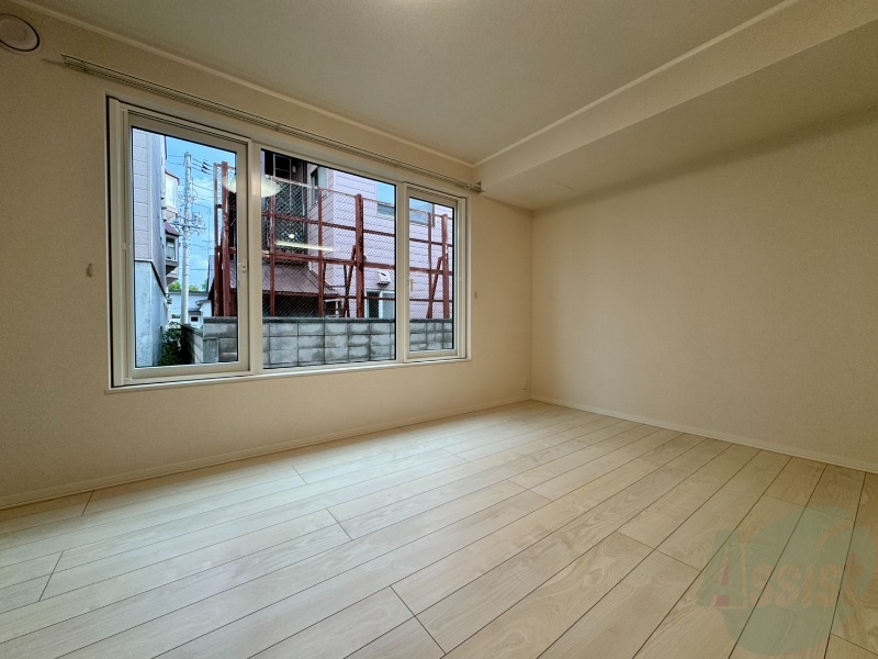 居室・リビング　木目のフローリングは落ち着きのある印象のお部屋になりますね。