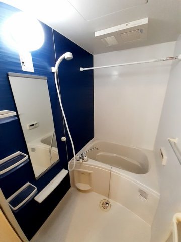 バス・シャワールーム　コンパクトで使いやすいお風呂です