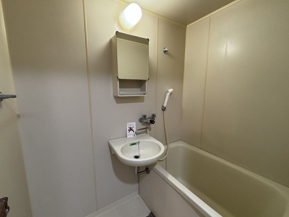 バス・シャワールーム　洗面台付の浴室です☆鏡の裏は収納です☆