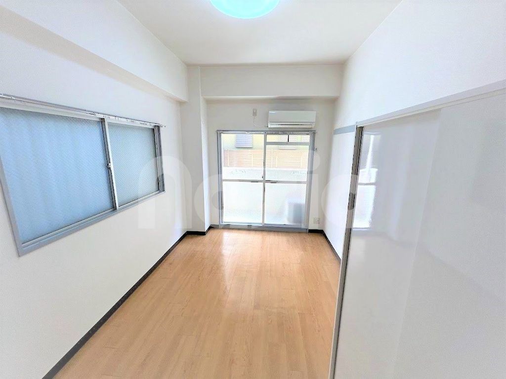 居室・リビング　角部屋・出窓あり