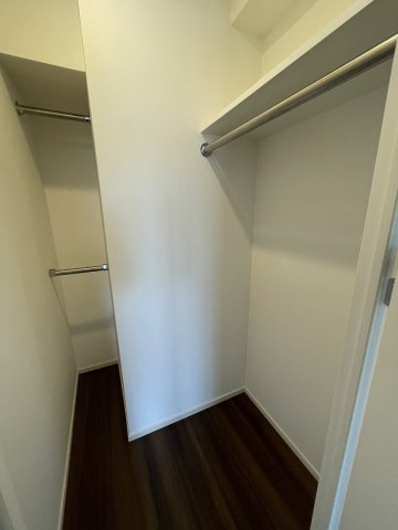 収納　ハンガーパイプ付きクローゼット