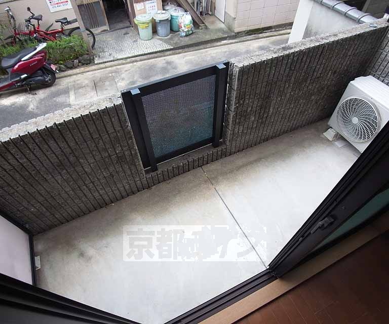 バルコニー　南向きで洗濯物も良く乾きそうですね。