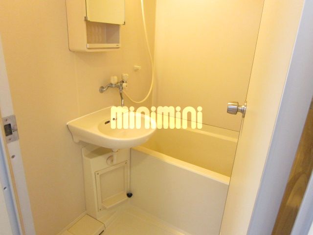 バス・シャワールーム　鏡付きですよ。