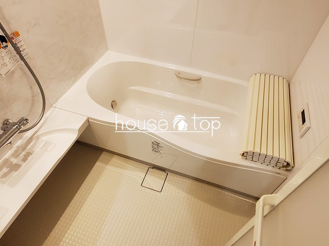 バス・シャワールーム　追い焚き給湯式バス・浴室換気乾燥機完備