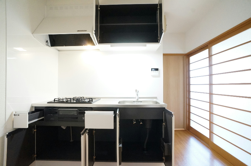 キッチン　3口ガスコンロ、グリル付♪収納もたっぷり！