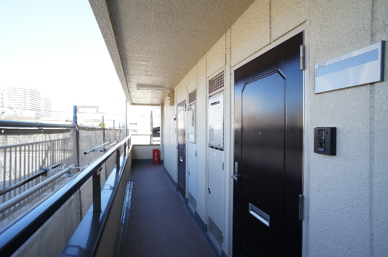 玄関　玄関前も抜けていて明るい♪