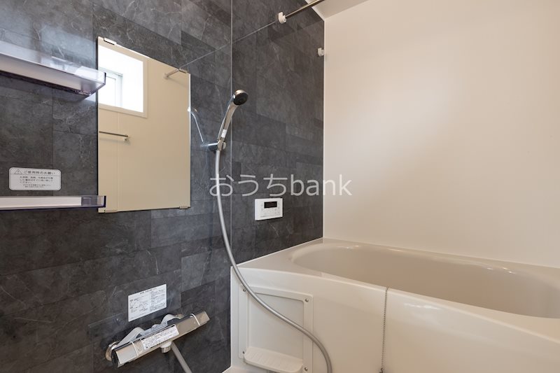 バス・シャワールーム　ゆったりできる浴室は追い焚きがついてますよ。日頃の疲れはこち