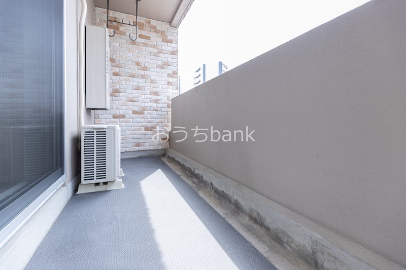 バルコニー　日当たりの良いベランダ。