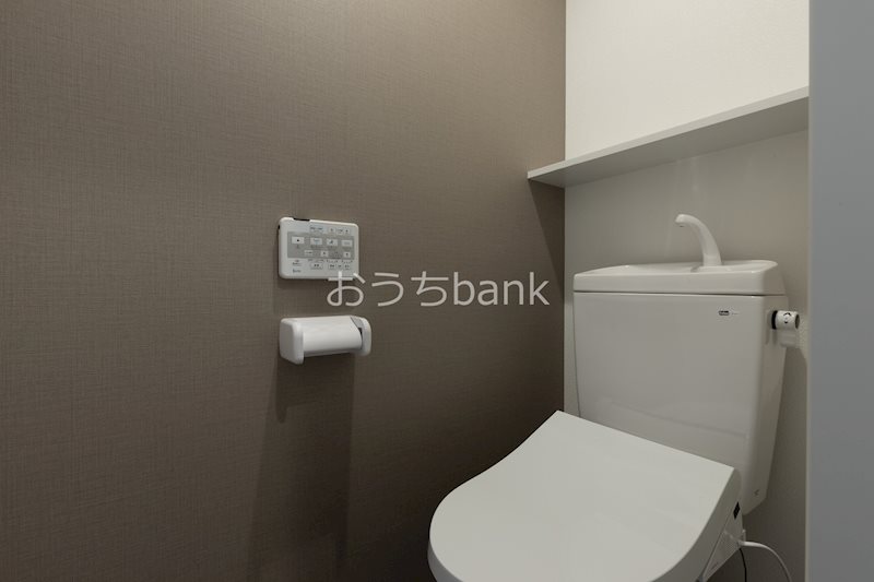 トイレ　清潔感ある洋式トイレです。温水洗浄便座ついてますよ。