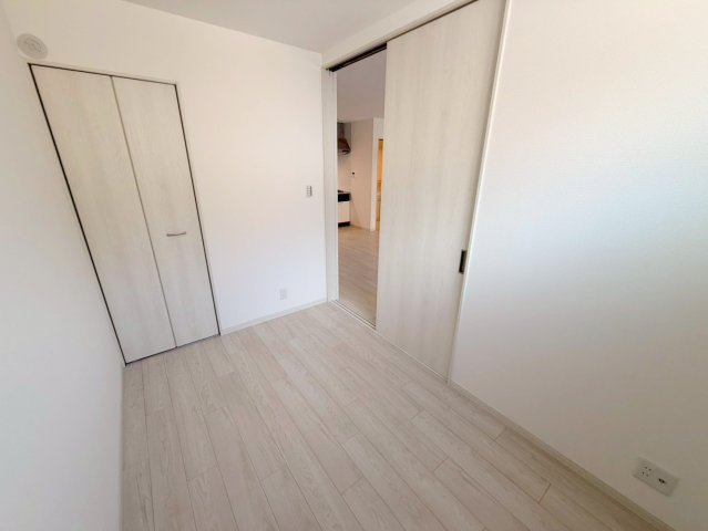 その他部屋・スペース　ゆとりのあるベッドルームで快適な睡眠をとってくださいね。