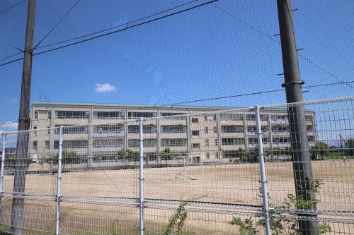 中学校　河内長野市立千代田中学校（中学校）まで887m