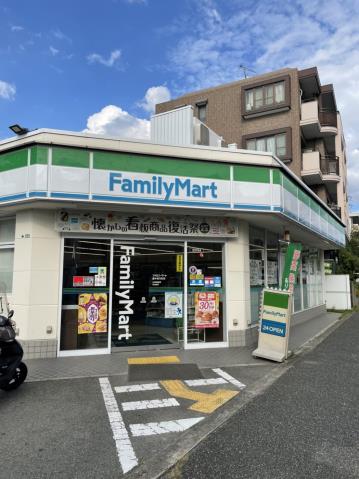 コンビニ　ファミリーマート豊中若竹町店（コンビニ）まで221m