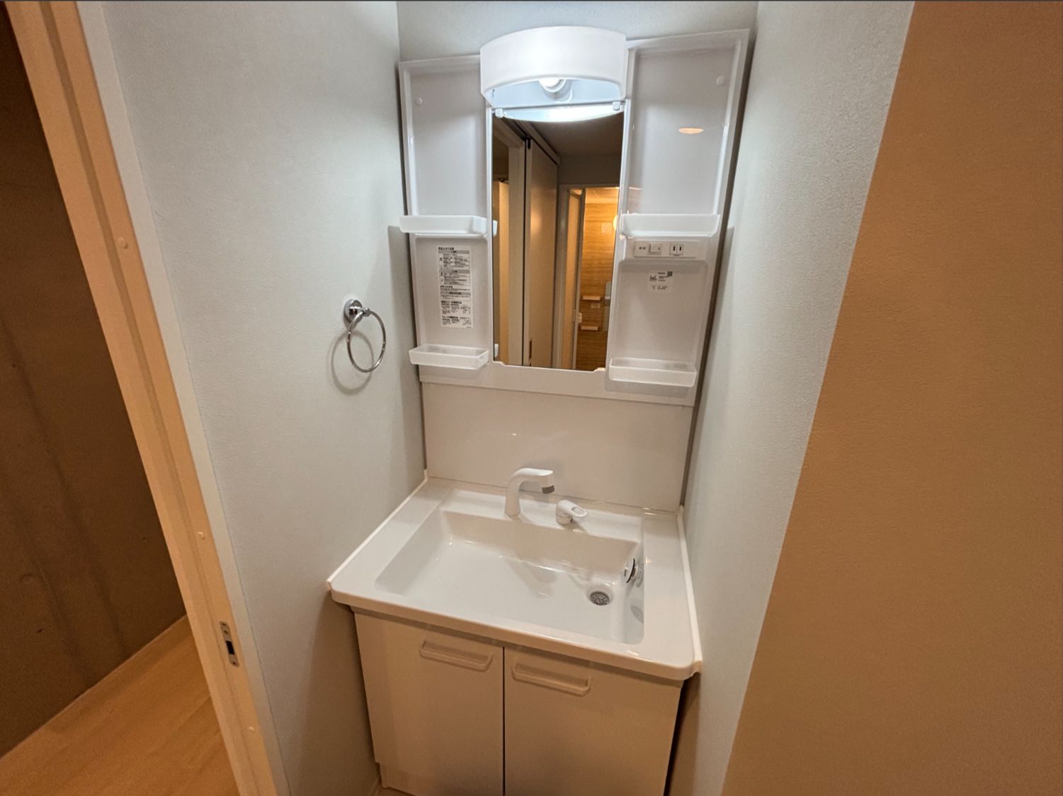 洗面設備　スペースが確保できる洗面所です