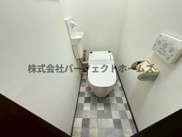 トイレ　落ち着いた色調のトイレです