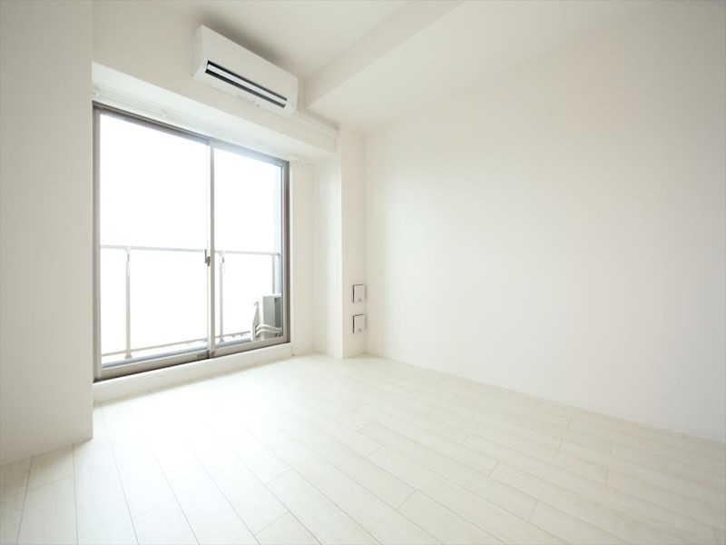 居室・リビング　洋室7.3帖　エアコン完備　バルコニー