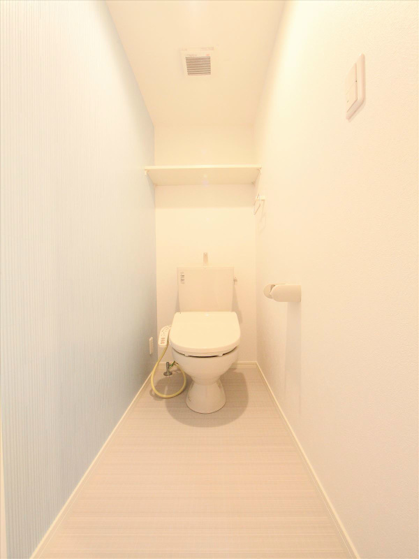 トイレ　温水洗浄便座機能付（収納棚有り）