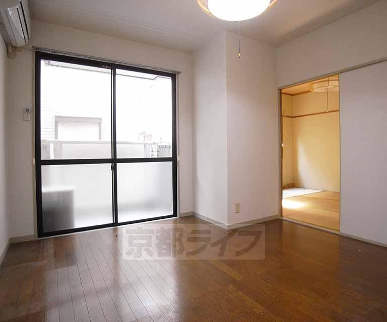 居室・リビング　７帖のゆったりとしたダイニングキッチンです。