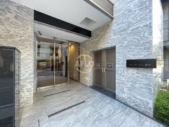 エントランス　ル・マージュ新町　エントランス