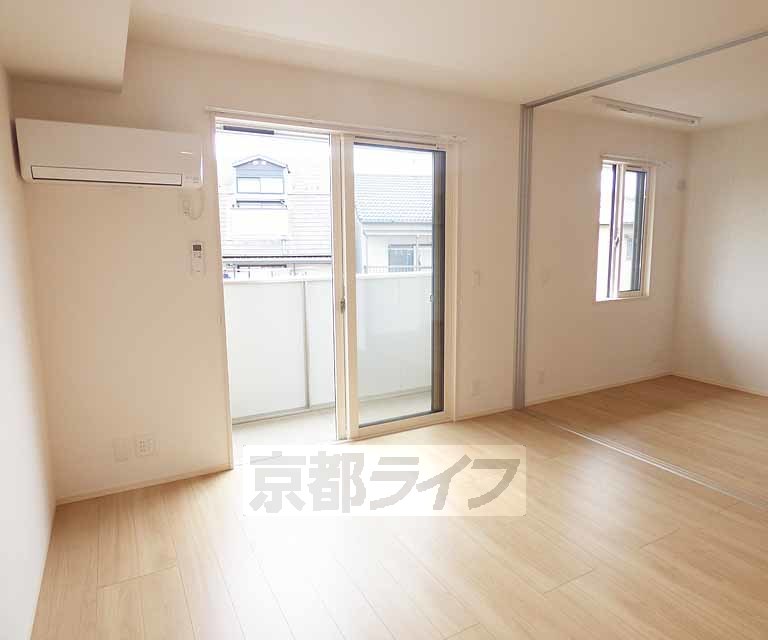 居室・リビング　光が差し込む綺麗なお部屋です