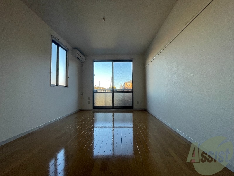 居室・リビング　日当たり良好のリビングルームで過ごしやすそうです。