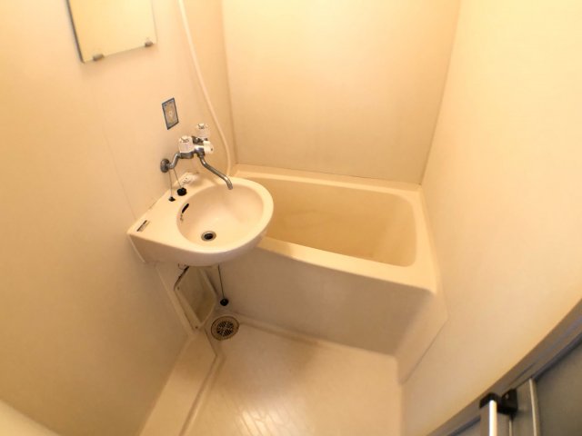 バス・シャワールーム　シンプルで機能的な浴室です！