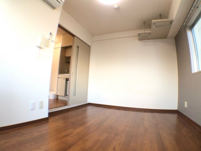 居室・リビング　2面採光の明るいリビング