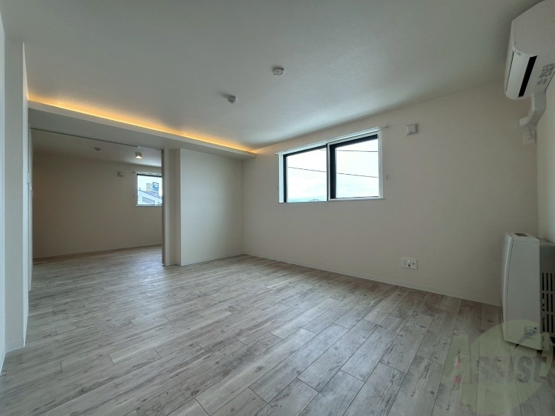 居室・リビング　広くてキレイなお部屋が広がっていて、充実した生活が送れそう。