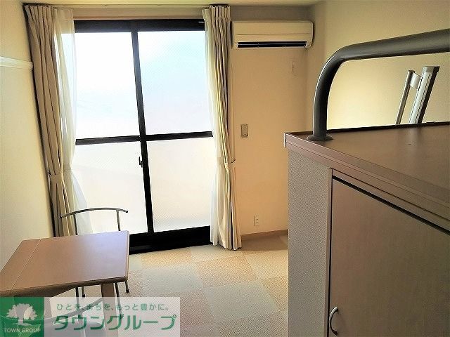 居室・リビング　カーペット仕様テーブルを折り畳むとより広く使えます