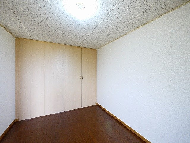 その他部屋・スペース　落ち着いた色調の寝室です