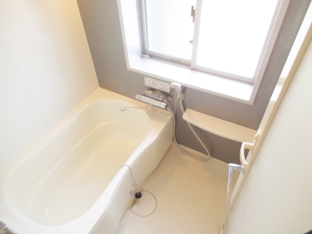 バス・シャワールーム　窓のある浴室は開放的です！