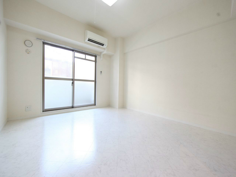 バルコニー　洋室9.3帖　エアコン完備　南面バルコニー