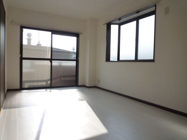 居室・リビング　白いフローリングで明るいリビングです。