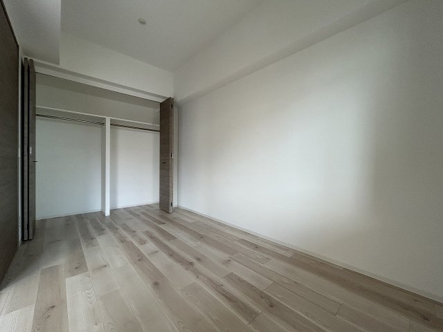 その他部屋・スペース　落ち着いた色調の寝室です