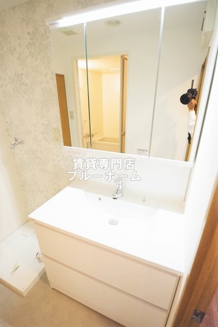 洗面設備　三面鏡洗面化粧台！