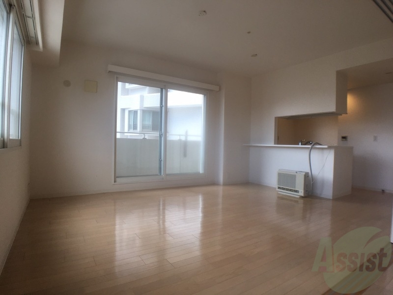 居室・リビング　リビングです。木目のフローリングが落ち着きますね。